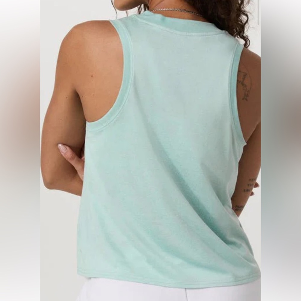 Vuori Sleeveless Teal Top - Picture 4 of 6